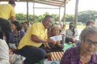 លោក អេម ពៅ អនុប្រធានសមាគមសម្ព័ន្ធសារព័ត៌មានឯករាជ្យ ខេត្តបន្ទាយមានជ័យនិង ព្រះគ្រូថៅអធិការវត្តអូរខៃដនព្រះនាម ណយ ណេតប្រធានសាខាសមាគមសម្ពន្ទ័ សារព័ត៌មានឯករាជ្យក្រុងប៉ោយប៉ែតបាននាំ យកអំណោយ ឯកឧត្តមបណ្ឌិត ស សុខា និងលោកជំទាវ ជូនប្រពជាលរដ្ឋ ១០៨គ្រួសារ នៅស្រុកម៉ាឡៃ !!!!!