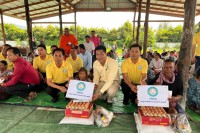 លោក អេម ពៅ អនុប្រធានសមាគមសម្ព័ន្ធសារព័ត៌មានឯករាជ្យ ខេត្តបន្ទាយមានជ័យនិង ព្រះគ្រូថៅអធិការវត្តអូរខៃដនព្រះនាម ណយ ណេតប្រធានសាខាសមាគមសម្ពន្ទ័ សារព័ត៌មានឯករាជ្យក្រុងប៉ោយប៉ែតបាននាំ យកអំណោយ ឯកឧត្តមបណ្ឌិត ស សុខា និងលោកជំទាវ ជូនប្រពជាលរដ្ឋ ១០៨គ្រួសារ នៅស្រុកម៉ាឡៃ !!!!!