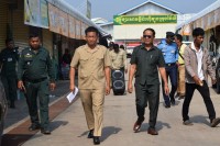 អភិបាលក្រុងប៉ៃលិន ចុះសួរសុខទុក្ខ និងណែនាំដល់អាជីវករ ដែលលក់ដូរនៅតាមផ្សារ និងបានប្រកាសនូវសេចក្តីណែនាំរបស់រដ្ឋបាលខេត្តប៉ៃលិន