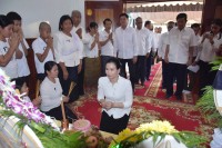 អភិបាលខេត្តប៉ៃលិន អញ្ចើញដឹកនាំមន្ត្រីរាជការចូលរួមរំលែកទុក្ខ និងគោរពវិញាណក្ខន លោកសួន អ៊ន់ អតីតចៅសង្កាត់អូរតាវ៉ៅ ដែលបានទទួលមរណភាព