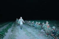 លោកឧត្តមសេនីយ៍ត្រី សឹង្ហ ទុំ ដឹកនាំ នាយទាហាន-ពលទាហាន ធ្វើលំហាត់យុទ្ធដំណើរទ័ព