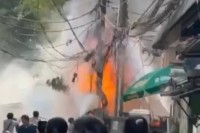 ពលរដ្ឋរស់នៅខាងក្រោយកាស៊ីណូក្រែនដាយមិន ព្រលឹងចុងសក់ ខណៈភ្លើងឆាបឆេះសន្ធោសន្ធៅនៅលើបង្គោលភ្លើង