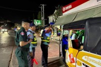 កម្លាំងនគរបាលខេត្តបន្ទាយមានជ័យ បើកប្រតិបត្តិការចុះត្រួតពិនិត្យអាវុធគ្រឿងផ្ទុះ និងទប់ស្កាត់អ្នកបើកបរប្រើប្រាស់គ្រឿងស្រវឹង ពេលរាត្រី