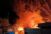 អគ្គីភ័យលេបត្របាក់ផ្ទះធ្វើបាយក្តាំង និងបាញ់ត្រាង នៅក្រុងសិរីសោភ័ណ បណ្តាលខូចខាតអស់ទាំងស្រុង