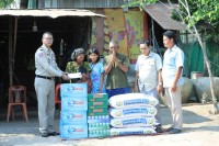 ស្នងការនគរបាលខេត្តបន្ទាយមានជ័យ បានចាត់តំណាងនាំយក ថវិកា អង្ករ មុី ទឹកសុទ្ធ ទឹកក្រូច ទៅប្រគល់ជូនអតីតគ្រូបង្ហាត់កីឡាប្រដាល់សេរីម្នាក់ កំពុងធ្លាក់ខ្លួនឈឺ និងមានជីវភាពខ្វះខាត