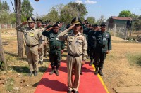 លោកឧត្តមសេនីយ៍ទោសិទ្ធិ ឡោះ ស្នងការនគរបាលខេត្តបន្ទាយមានជ័យ ចាត់តំណាងនាំយកថវិកាប្រគល់ជូនក្រុមគ្រួសារសព លោកអនុសេនីយ៍ឯក មុំ សុីថា