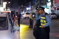 កម្លាំងនគរបាលខេត្តបន្ទាយមានជ័យចុះពិនិត្យជាតិអាល់កុល អាវុធគ្រឿងផ្ទុះ បង្ការទប់ស្កាត់សកម្មភាពក្មេងទំនើង និងបទល្មើសផ្សេងៗនៅពេលយប់