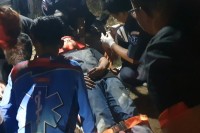 ម៉ូតូនិងម៉ូតូបុកគ្នាពេញទំហឹង បណ្ដាលឱ្យបុរសវ័យ ១៨ឆ្នាំម្នាក់ រងរបួសធ្ងន់ ត្រូវបានក្រុមសង្គ្រោះបឋមក្រុងប៉ោយប៉ែត ដឹកបញ្ជូនទៅកាន់មន្ទីរពេទ្យ