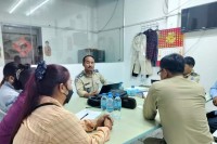 លោក មុឹង វីរីយ៉ា ប្រធានមន្ទីរការងារ និងអាជ្ញាធរពាក់ព័ន្ធក្នុងខេត្តតាកែវ អញ្ជើញចូលរួម សម្របសម្រួល រវាងកម្មករកម្មការិនី២០នាក់ជាមួយតំណាង រោងចក្រសិប្បកម្ម (សុីង យ៉ុង.ហឺង)