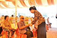 ពលរដ្ឋទីទាល់ក្រ ជាចាស់ជរា ស្រ្តីមេម៉ាយ ជនមានពិការភាព និងជនរងគ្រោះដោយសារគ្រោះធម្មជាតិ ចំនួន ១៦០គ្រួសារ នៅឃុំស្ទឹងត្រង់ ទទួលអំណោយពីរាជរដ្ឋាភិបាលកម្ពុជា