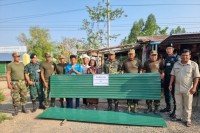 នគរបាលការពារព្រំដែនគោកលេខ៨១៥ ចុះជួយជួសជុលផ្ទះជូនប្រជាពលរដ្ឋ ០២គ្រួសារ ដែលរងគ្រោះដោយខ្យល់កន្ត្រាក់