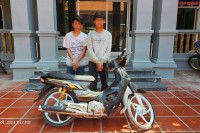 អាវុធហត្ថ បញ្ជូនខ្លួនជនសង្ស័យ២នាក់ ទៅសាលាដំបូងខេត្ត ពាក់ព័ន្ធករណីលួចម៉ូតូ នៅក្រុងប៉ោយប៉ែត
