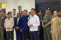 ឯកឧត្ដម អភិសន្តិបណ្ឌិត ស សុខា អញ្ជើញជួបសំណេះសំណាលជាមួយពលករខ្មែរ ដែលវិលត្រឡប់ចូលមកកម្ពុជា ក្នុងឳកាសបុណ្យចូលឆ្នាំថ្មីប្រពៃណីជាតិខ្មែរ នៅច្រកទ្វារព្រំដែនអន្តរជាតិប៉ោយប៉ែត