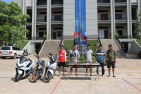 អាវុធហត្ថ បញ្ជូនខ្លួនជនសង្ស័យចំនួន៥នាក់ ទៅតុលាការពាក់ព័ន្ធករណីគ្រឿងញៀន