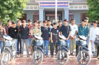 ក្មេងទំនេីងជិត៣០នាក់ ដែលប្រមូលផ្តុំគ្នាយ៉ាងអណាធិបតេយ្យ នៅលើដងផ្លូវសាធារណៈ ត្រូវបានកម្លាំងកងរាជអាវុធហត្ថ ប្រមូលយកមកណែនាំអប់រំ