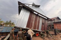 ខណៈអាកាសធាតុកំពុងក្តៅខ្លាំង មានភ្លៀងធ្លាក់មួយមេយ៉ាងធំ លាយឡំដោយខ្សល់កន្ត្រាក់ លើស្រុកចំនួន២ជាប់ព្រំដែនថៃ បណ្តាលឲ្យខូចខាតផ្ទះពលរដ្ឋ៣៣ខ្នង