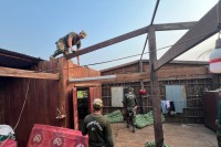 លោកឧត្តមសេនីយ៍ត្រី សឹង្ហ ទុំ ចាត់តាំងកម្លាំងអន្តរាគមន៍ កងពលតូចថ្មើរជើងលេខ៥១ ចុះជួយរុះរើ និងជួសជុលផ្ទះជូនប្រជាពលរដ្ឋ ដែលរងគ្រោះដោយខ្យល់កន្រ្តាក់