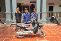 អាវុធហត្ថ បញ្ជូនខ្លួនជនសង្ស័យ៣នាក់ ទៅតុលាការ ពាក់ព័ន្ធករណីលួចមានស្ថានទម្ងន់ទោស(ម៉ូតូ)