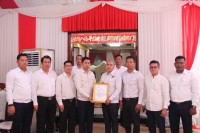 លោកបណ្ឌិត ទូច វណ្ណៈ នាំយកថវិកាឯកឧត្តមអភិសន្តិបណ្ឌិត ស សុខា និងលោកជំទាវ ចូលបុណ្យសពលោកយាយរបស់លោក ប៉ែត ចាន់រដ្ឋា