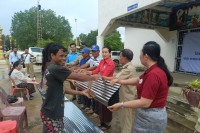 សាខាកាកបាទក្រហមខេត្តបន្ទាយមានជ័យ ចុះចែកអំណោយជូនដល់ប្រជាពលរដ្ឋដែលរងគ្រោះដោយខ្យល់កន្ត្រាក់ នៅក្នុងស្រុកម៉ាឡៃ