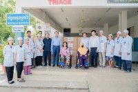 រដ្ឋមន្ត្រីក្រសួងព័ត៌មាន និងអភិបាលខេត្តក្រចេះ ប្រគល់រទេះរុញចំនួន២០ ជូនដល់មន្ទីរពេទ្យបង្អែកខេត្តក្រចេះ