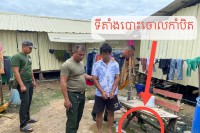 អាវុធហត្ថ បញ្ជូនជនសង្ស័យម្នាក់ ទៅតុលាការពាក់ព័ន្ធករណី ហិង្សាដោយចេតនាស្ថានទម្ងន់ទោស