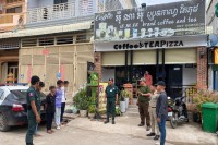 សិស្សសាលាពន្លកខ្មែរ៤នាក់ ត្រូវនគរបាលក្រុងប៉ោយប៉ែត ឃាត់ធ្វើការអប់រំ ក្រោយមានគណនីហ្វេសប៊ុកមួយបានបង្ហោះពីសកម្មភាពពួកគេជួបជុំគ្នាតាមហាងកាហ្វេជក់បារី និងគេចមិនចូលរៀន