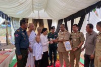 លោកឧត្តមសេនីយ៍ត្រី អ៊ុន សំអន ដឹកនាំកម្លាំងនគរបាល ចូលរួមគោរពវិញ្ញាណក្ខន្ធសពលោក វរសេនីយ៍ត្រី អុឹម ឈឿន អតីតមេបញ្ជាការរង វរសេនាតូចនគរបាលលេខ៨០៧