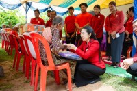 សាខាកាកបាទក្រហមកម្ពុជា ខេត្តសៀមរាប ប្រគល់ផ្ទះមនុស្សធម៌ទី៩៣ ជូនគ្រួសារស្ត្រីមេម៉ាយក្រីក្រ នៅភូមិរហាល ឃុំដូនកែវ ស្រុកពួក