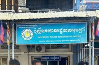 ក្មេងទំនើង៣នាក់ ត្រូវបាននគរបាលឃាត់ខ្លួនយកមកសួរនាំ ក្រោយធ្វើសកម្មភាពយកដុំថ្មគប់ និងកាំបិតកាប់ភ្ញៀវក្នុងហាងផឹកស៊ីមួយកន្លែងនៅក្រុងប៉ោយប៉ែត
