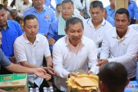 លោក សិទ្ធិ ឡោះ ដឹកនាំក្រុមការងារឃុំតាបែន នាំយកទៀនព្រះវស្សា ទេយ្យវត្ថុ និងបច្ច័យ ទៅប្រគេនព្រះសង្ឃដែលគង់ចាំព្រះវស្សាវត្តតាបែនក្នុងស្រុកស្វាយចេក