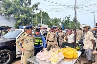 លោកវរសេនីយ៍ទោ ញ៉ាន អ៊ុយអ៊ាង ដឹកនាំកម្លាំងបន្តចុះរៀបចំសណ្តាប់ធ្នាប់និងណែនាំដល់បងប្អូនអាជីវករ ដាក់លក់ដូរឲ្យមានរបៀបប្រៀបរយនៅចំណុចផ្សារសមាគម និងផ្សារត្រី ក្រុងប៉ោយប៉ែត