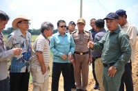អភិបាលខេត្តបន្ទាយមានជ័យ ចាត់ក្រុមការងារ នាំយកគ្រឿងចក្រ និងចាក់ថ្មក្រាលជាបណ្ដោះអាសន្ន លើផ្លូវមួយខ្សែព្រំប្រទល់សង្កាត់ព្រះពន្លា និងសង្កាត់កោះពង់សត្វ