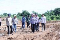 លោកជំទាវ បាន ស្រីមុំ ចុះពិនិត្យការដាំដុះបន្លែសរីរាង្គ ដើម្បីផ្គត់ផ្គង់ទីផ្សារក្នុងស្រុក និងនាំចេញនិងពិនិត្យដំណើរការសាងសង់ប្រព័ន្ធទំនប់ធារាសាស្ត្រ