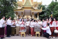 សម្ដេចកិត្ដិព្រឹទ្ធបណ្ឌិត ប៊ុន រ៉ានី ហ៊ុនសែន នាំយកទៀនព្រះវស្សា ទេយ្យវត្ថុ និងបច្ច័យប្រគេនព្រះសង្ឃគង់ចាំព្រះវស្សា នៅវត្តមុនីសុវណ្ណ ហៅវត្តចំពុះក្អែក..