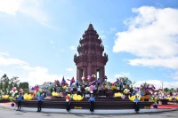 អាជ្ញាធរខេត្តប៉ៃលិន និងប្រជាពលរដ្ឋជាងបីពាន់នាក់ ប្រារព្ធពិធីទូងស្គរ អបអរសាទរពិធីបើកការដ្ឋានសាងសង់ព្រែកជីកហ្វូណនតេជោនៅបរិវេណវិមានឯករាជ្យ