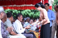 ជនពិការក្រីក្រក្នុងសហគមន៍ជិត ៥០០នាក់ នៅក្រុងប៉ៃលិន ទទួលប្រាក់របបគោលនយោបាយពីរាជរដ្ឋាភិបាល តាមរយះអភិបាលខេត្តប៉ៃលិន