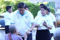ចាស់ជរាគ្មានទីពឹងចំនួន ៥៥នាក់ ទទួលអំណោយពីក្រុមកាងារមូលនិធិចាស់ជរា របស់ឯកឧត្តម អុី ឈាន និងលោកជំទាវ បាន ស្រីមុំ