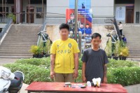 កងរាជអាវុធហត្ថខេត្តបន្ទាយមានជ័យ បញ្ជូនខ្លួនជនសង្ស័យ២នាក់ មុខសញ្ញាជួញដូរគ្រឿងញៀនយ៉ាងសកម្មក្នុងក្រុងសិរីសោភ័ណ ទៅតុលាការ