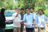 ឯកឧត្តម អុិន ចន្ថា អញ្ជើញចុះត្រួយពិនិត្យ និងវាយតម្លៃលើការងារថែទាំផ្លូវជនបទជាប្រចាំ ក្រាលល្បាយក្រួស១១ខ្សែ ចំនួន៥ស្រុក ក្នុងខេបន្ទាយមានជ័យ