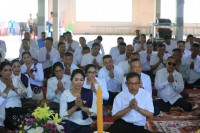 លោកឧត្តមសេនីយ៍ទោ សិទ្ធិ ឡោះ និងក្រុមគ្រួសារ ព្រមទាំងកងកម្លាំងនគរបាលទូទាំងខេត្ត បានមូលមតិគ្នានាំយកទ័យវត្ថុ និងបច្ច័យទៅចូលរួមកាន់បិណ្ឌនៅវត្តសិលាអណ្តែត (ហៅវត្តចង្ហា)