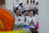 ឯកឧត្តមបណ្ឌិត អ៊ាង សុផល្លែត និងលោកជំទាវ រួមទាំងថ្នាក់ដឹកនាំ មន្រ្តីរាជការនៃក្រសួងបរិស្ថាន អញ្ជើញចូលរួមពិធីបុណ្យកាន់បិណ្ឌវេនទី១ នៅវត្តកំសាន្ត ក្នុងរាជធានីភ្នំពេញ