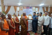 ឯកឧត្តម ហ៊ឹម វិបុលប្ញទ្ធិ៍ និងឯកឧត្តម អ៊ុំ រាត្រី នាំយកអំណោយដ៏ថ្លៃថ្លារបស់សម្តេចមហាបវរធិបតី ហ៊ុន ម៉ាណែត និងលោកជំទាវបណ្ឌិត ពេជ ចន្ទមុន្នី ហ៊ុន ម៉ាណែត ប្រគេនព្រះសង្ឃចំនួន៣៥វត្ត នៅខេត្តបន្ទាយមានជ័យ
