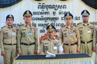 លោកឧត្តមសេនីយ៍ទោ សិទ្ធិ ឡោះ ដឹកនាំកម្លាំងនគរបាលជាច្រើនរូប ចូលរួមគោរពវិញ្ញាណក្ខន្ធ ឧបាសិកា នូ ម៉ាឡា ត្រូវជាម្តាយបង្កើតរបស់ ឯកឧត្តម អ៊ុំ រាត្រី អភិបាលខេត្តបន្ទាយមានជ័យ
