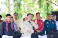 រាជរដ្ឋាភិបាលកម្ពុជា ផ្ដល់ពូជស្រូវជាង៨តោន ជូនដល់កសិករដែលរងគ្រោះដោយគ្រោះរាំងស្ងួត និងជំនន់ទឹកទន្លេមេគង្គ នៅស្រុកជើងព្រៃ
