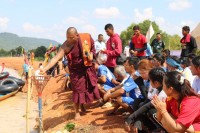 ឯកឧត្តម អភិសន្តិបណ្ឌិត ស សុខា និងលោកជំទា ឧបត្ថម្ភក្នុងពិធីប្រណាំងទូក នៅអាងដងរែក ឃុំបន្ទាយឆ្មារ ស្រុកថ្មពួកទាំងស្រុង