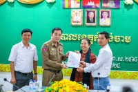 អភិបាលខេត្តកំពង់ចាម បានសម្រេចធ្វើការបើកផ្លូវ ដើម្បីបម្រើប្រយោជន៍សាធារណៈ នៅស្រុកស្ទឹងត្រង់ ដោយឈរលើគោលការណ៍ឈ្នះឈ្នះ