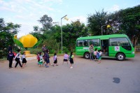 រដ្ឋបាលខេត្តប៉ៃលិន រៀបចំរថយន្តក្រុង ០២គ្រឿង ជួយដឹកជញ្ជូនសិស្ស ដែលមានអាណាព្យាបាល ធ្វើអាជីកម្មនៅផ្សារព្រំដែនថៃ-កម្ពុជា ដើម្បីផ្តល់ឱកាសឱ្យពួកគាត់ទទួលបានសេវាអប់រំកម្ពុជា តាមបន្ទាត់ព្រំដែន
