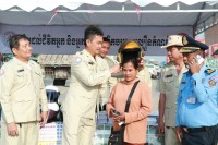 មន្ត្រីជំនាញចរាចរណ៍ផ្លូវគោក ចុះអប់រំផ្សព្វផ្សាយសុវត្ថិភាពចរាចរណ៍ផ្លូវគោក នៅចំណុចរង្វង់មូលយាយច្រូតស្រូវ ក្នុងឃុំឫស្សីក្រោក ស្រុកមង្គលបូរី