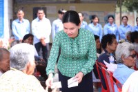 លោកជំទាវ បាន ស្រីមុំ អញ្ជើញជួបសំណេះសំណាលសួរសុខទុក្ខនិងបើកប្រាក់ឧបត្ថម្ភជូនលោកយាយ លោកតាចាស់ជរាចំនួន ៧៥នាក់ នៅស្រុកសាលាក្រៅ